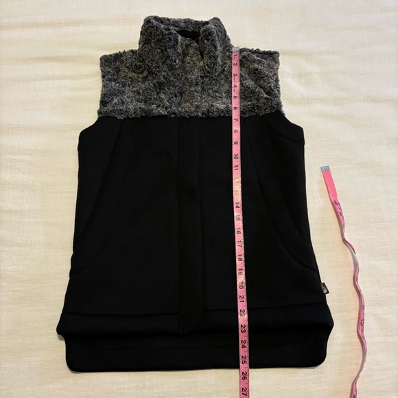 The North Face Women's Hybrination Thermal 3D Faux Fur Vest - Picture 7 of 9